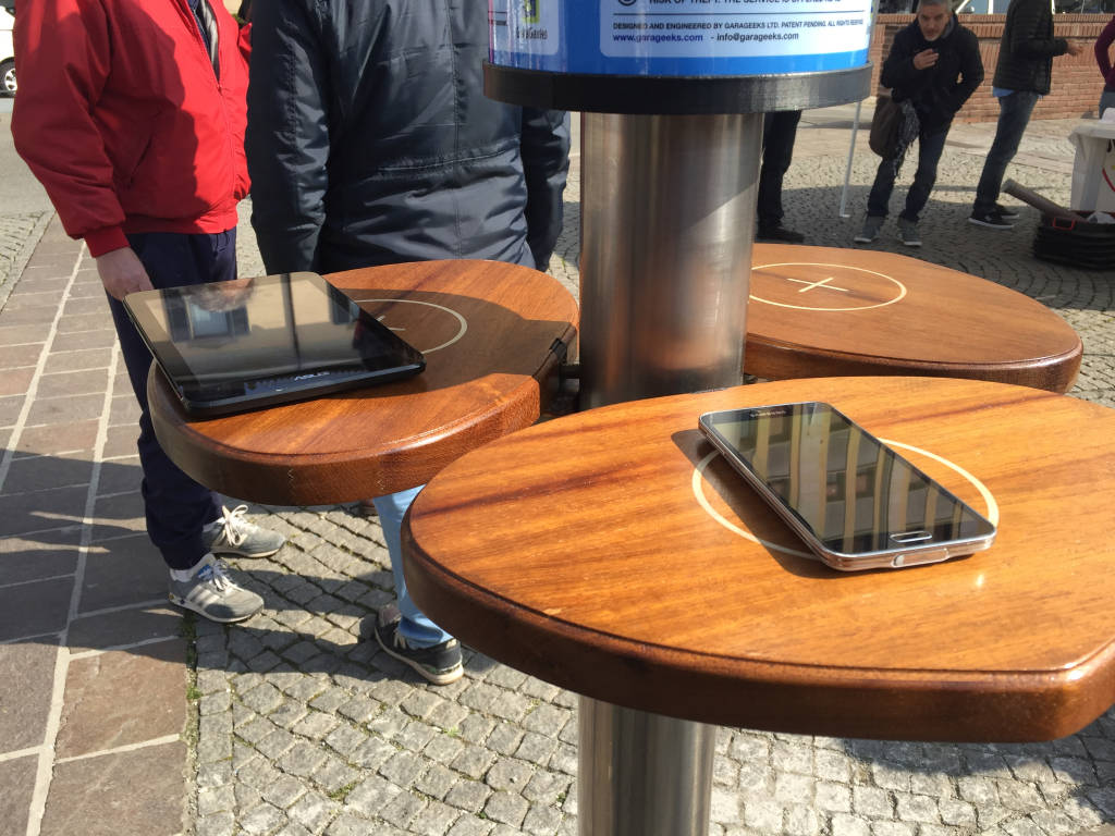La torretta varesina per ricaricare tablet e cellulari 