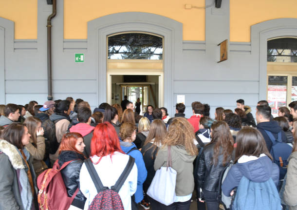 Le fotografie degli studenti in mostra in stazione