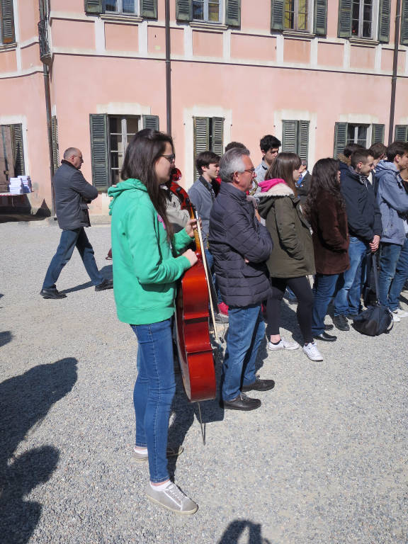 Lezione musicale per difendere i docenti 