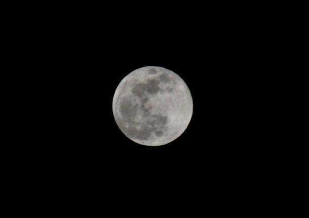 Lo spettacolo della luna nelle foto dei lettori