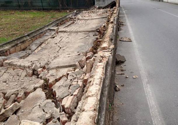 muro crollato via solferino samarate