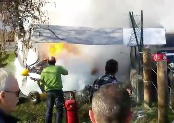 Precipita autogiro, velivolo in fiamme 