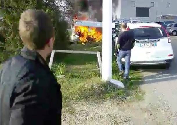 Precipita autogiro, velivolo in fiamme