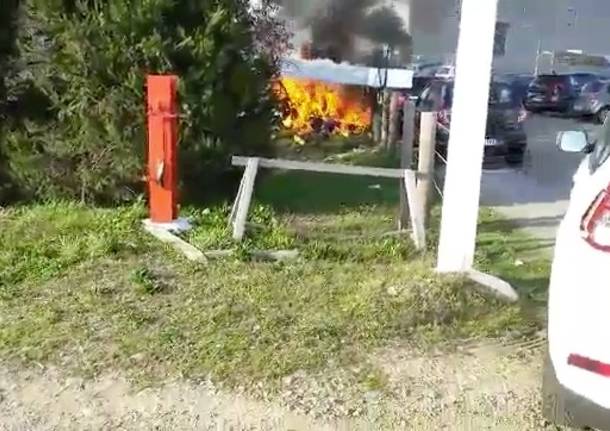 Precipita autogiro, il velivolo in fiamme