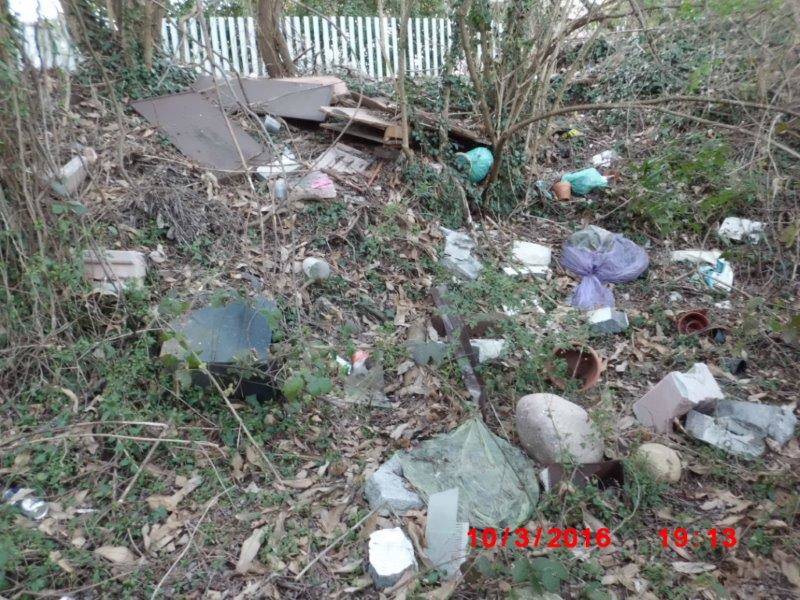 Rifiuti al cimitero di Giubiano