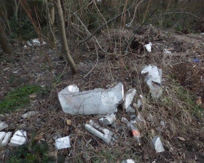 Rifiuti al cimitero di Giubiano