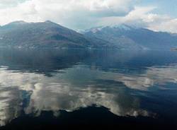 Riflessi tra cielo e lago a Luino