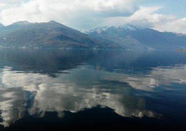 Riflessi tra cielo e lago a Luino