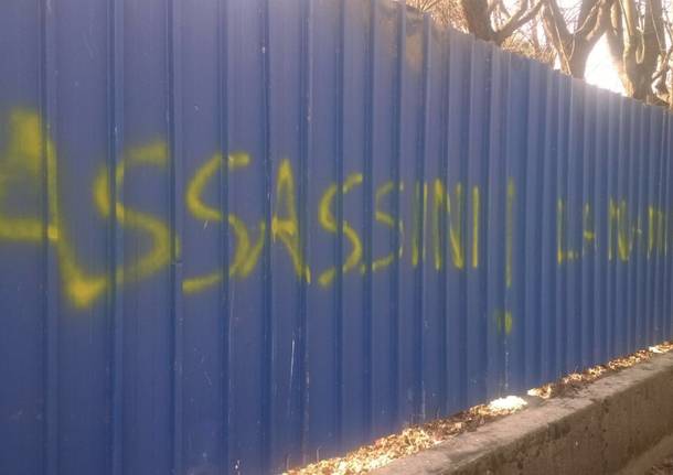 Scritte contro il sindaco Astuti