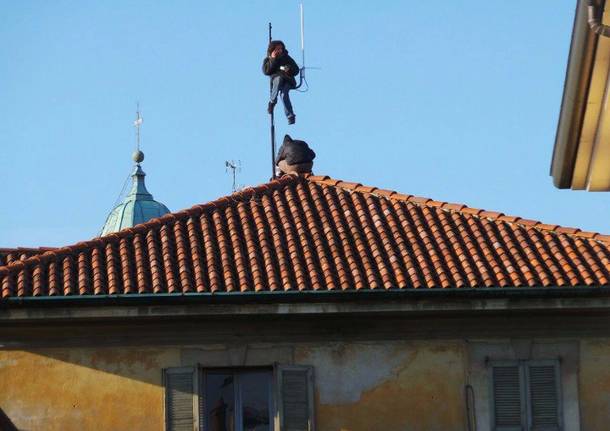 Sgombero, due ragazzi salgono sul tetto