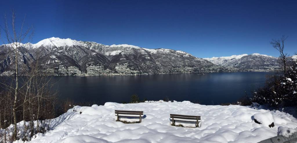 Tronzano, le panchine sotto la neve