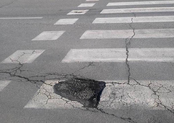 UNa buca alla pista ciclopedonale