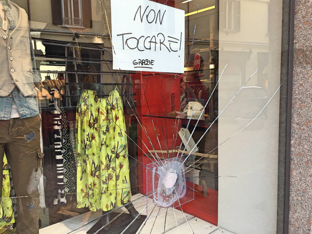 Vandali contro la vetrina, spaccata al Clan J