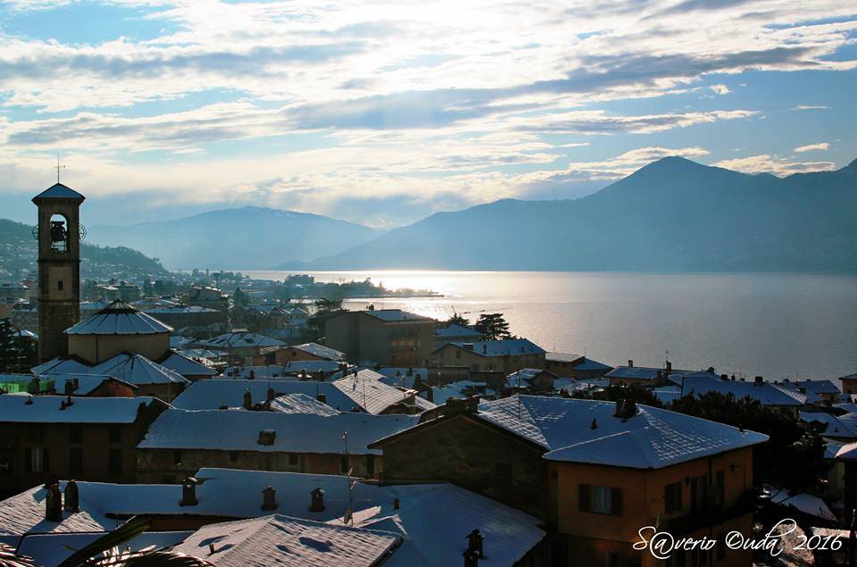 Tetti innevati a Luino