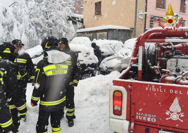 Vigili del fuoco al lavoro per la neve