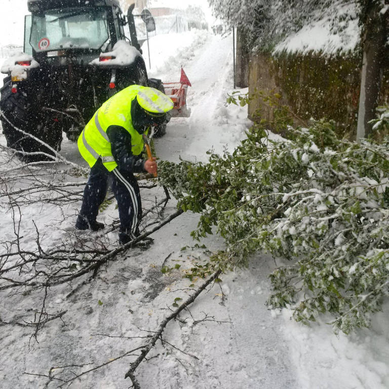 Vigili urbani al lavoro durante la nevicata del 5 marzo