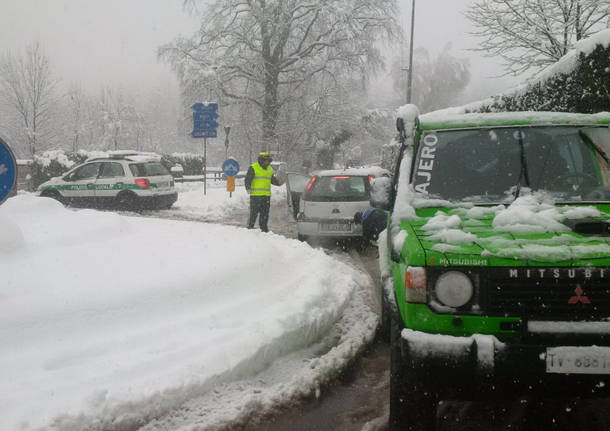 Vigili urbani al lavoro durante la nevicata del 5 marzo