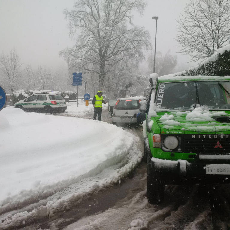 Vigili urbani al lavoro durante la nevicata del 5 marzo