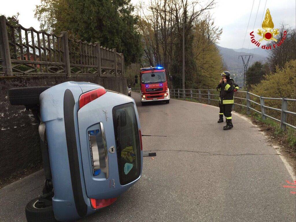 Auto ribaltata a Cunardo