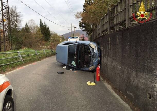 Auto ribaltata a Cunardo