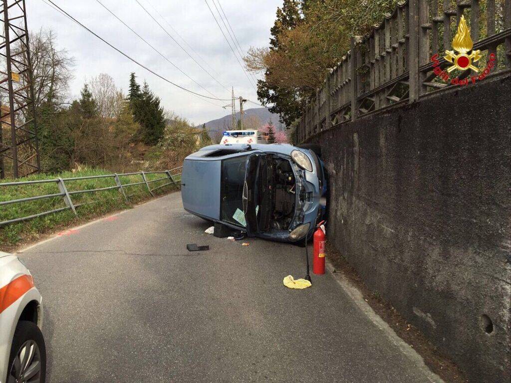 Auto ribaltata a Cunardo