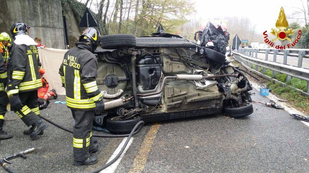 Auto ribaltata sulla supestrada, morto un uomo