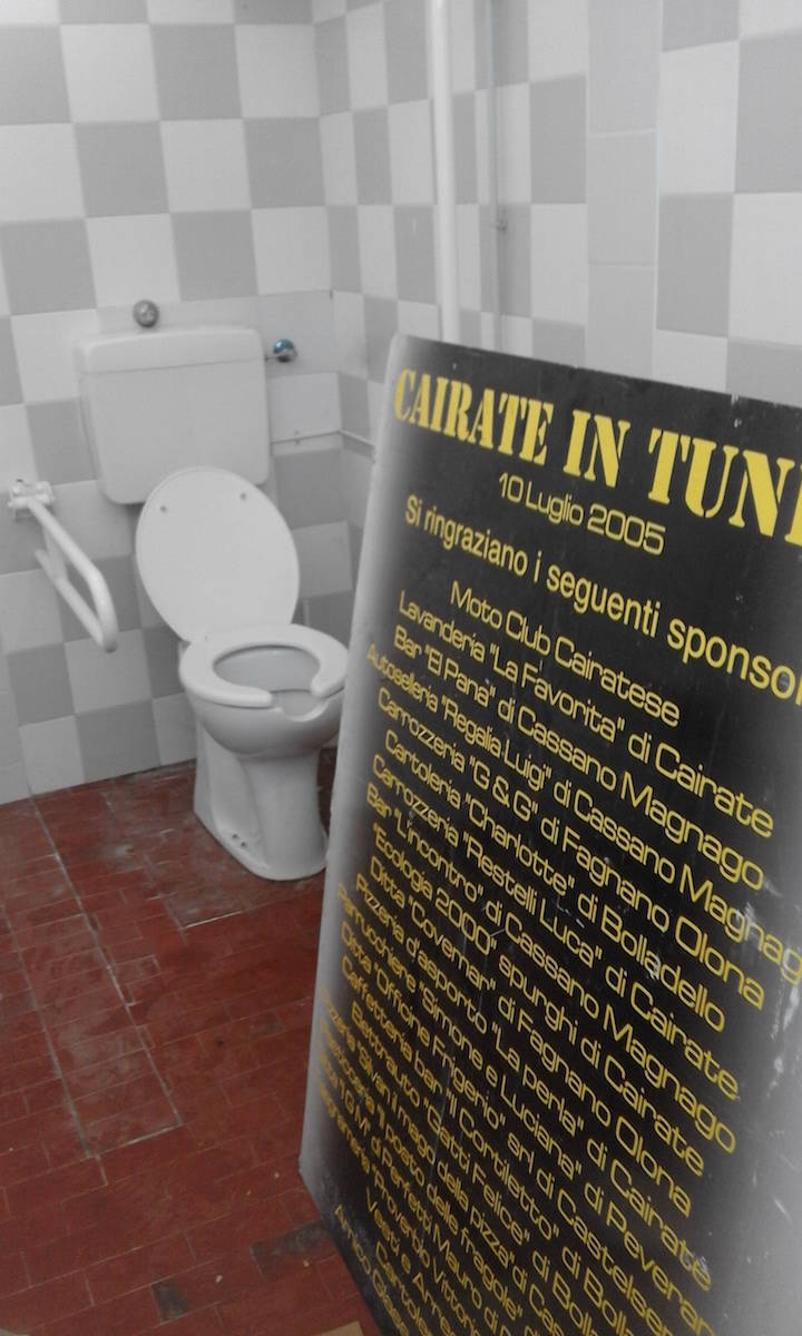 Bagni inutilizzabili al centro sportivo di Cairate