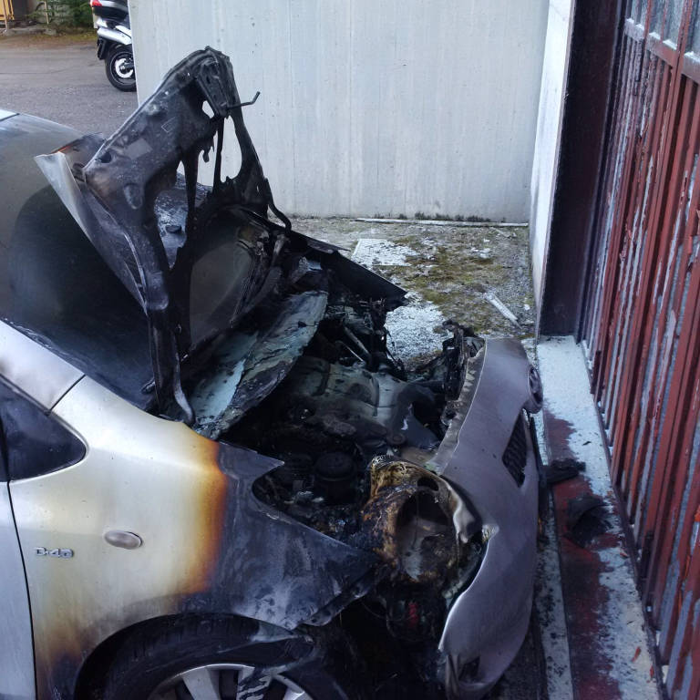 Brucia l'auto della ex compagna