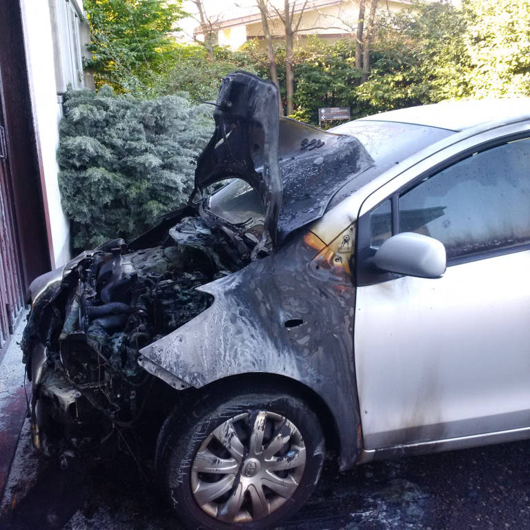 Brucia l'auto della ex compagna