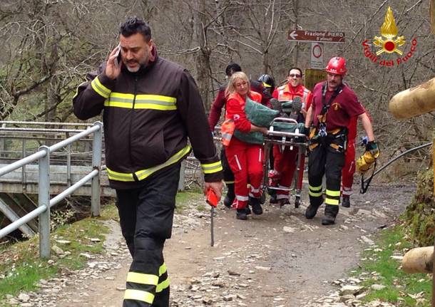 Cade a Monteviasco, le foto del salvataggio