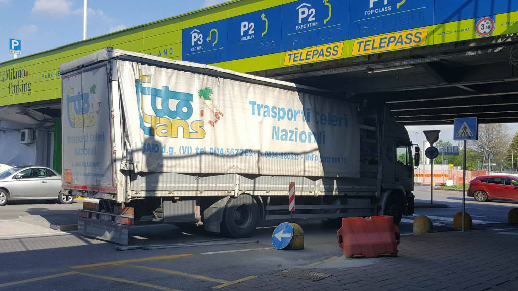 Camion incastrato a Linate