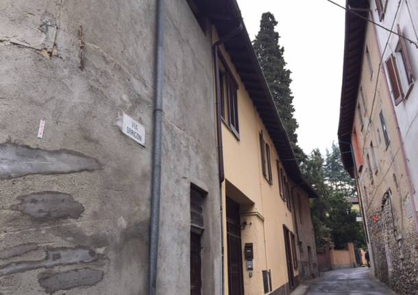 Cazzago Brabbia, è lite sulla strada che porta al lago