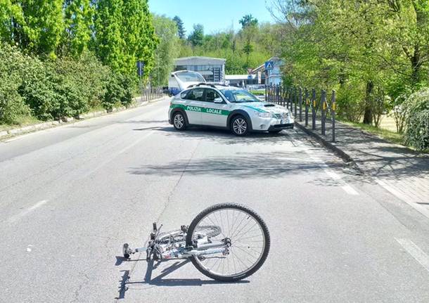 Ciclista investito a Daverio