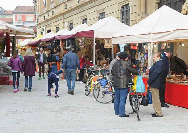 MERCATINO PIAZZA S. MAGNO: CON CORSA TRA LE BANCARELLE APRILE 2016