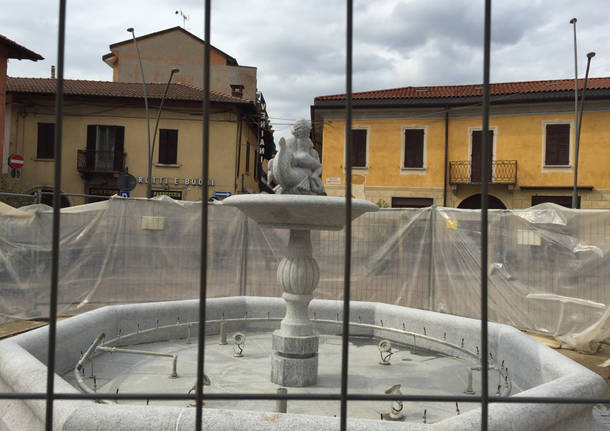 La fontana della piazza si fa bella