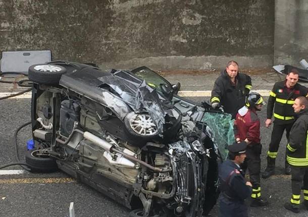 Auto ribaltata sulla superstrada, morto il guidatore