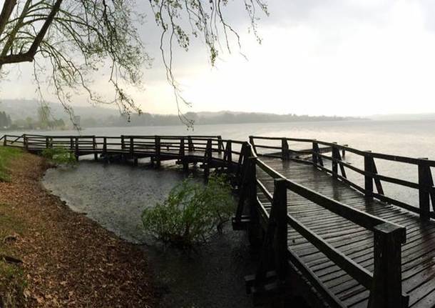 La pioggia al lido di Gavirate - foto di Ulisse Piana