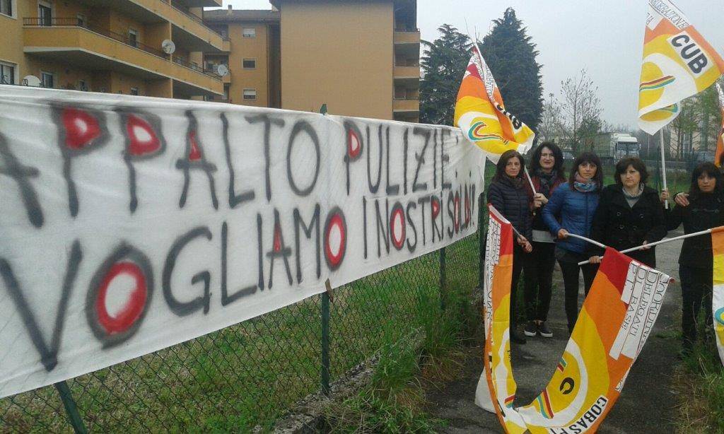 La protesta delle addette alle pulizia