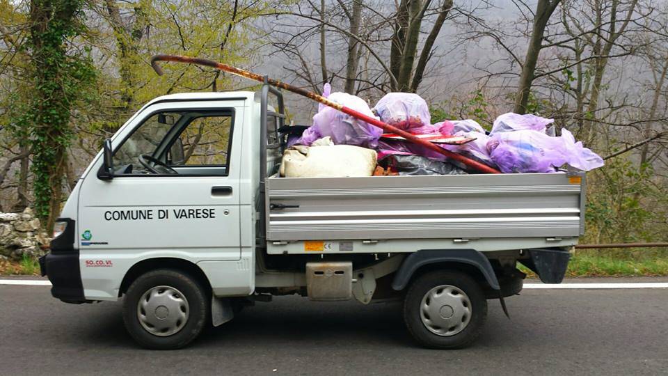 La raccolta dei rifiuti lungo la via del sacro Monte
