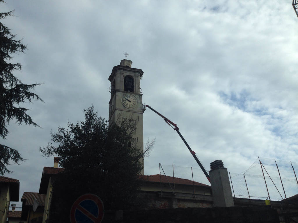 Lavori in corso sul campanile di Angera