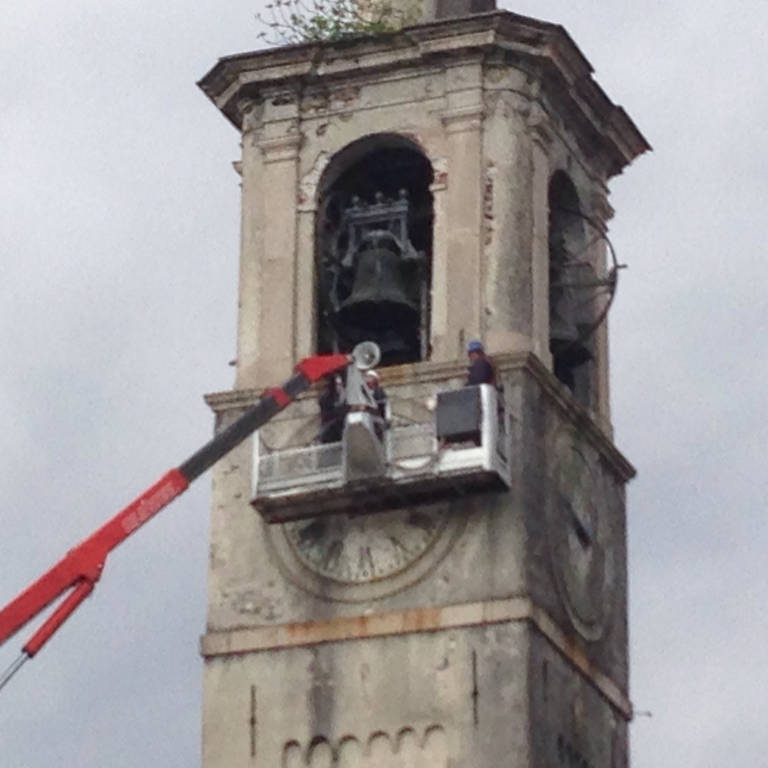 Lavori in corso sul campanile di Angera