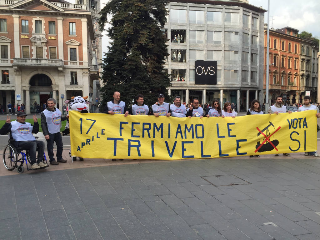 movimento 5 stelle flash mob varese referendum trivelle