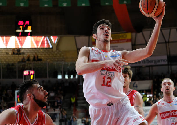 Openjobmetis Varese - Grissin Bon Reggio Emilia 77-69