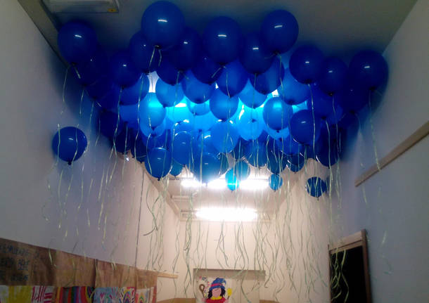 Palloncini nelle scuole per la giornata sull'autismo