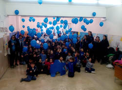 Palloncini nelle scuole per la giornata sull'autismo