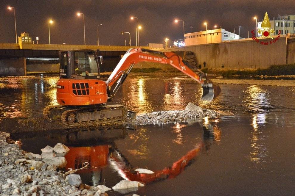 Petrolio nel fiume a Genova