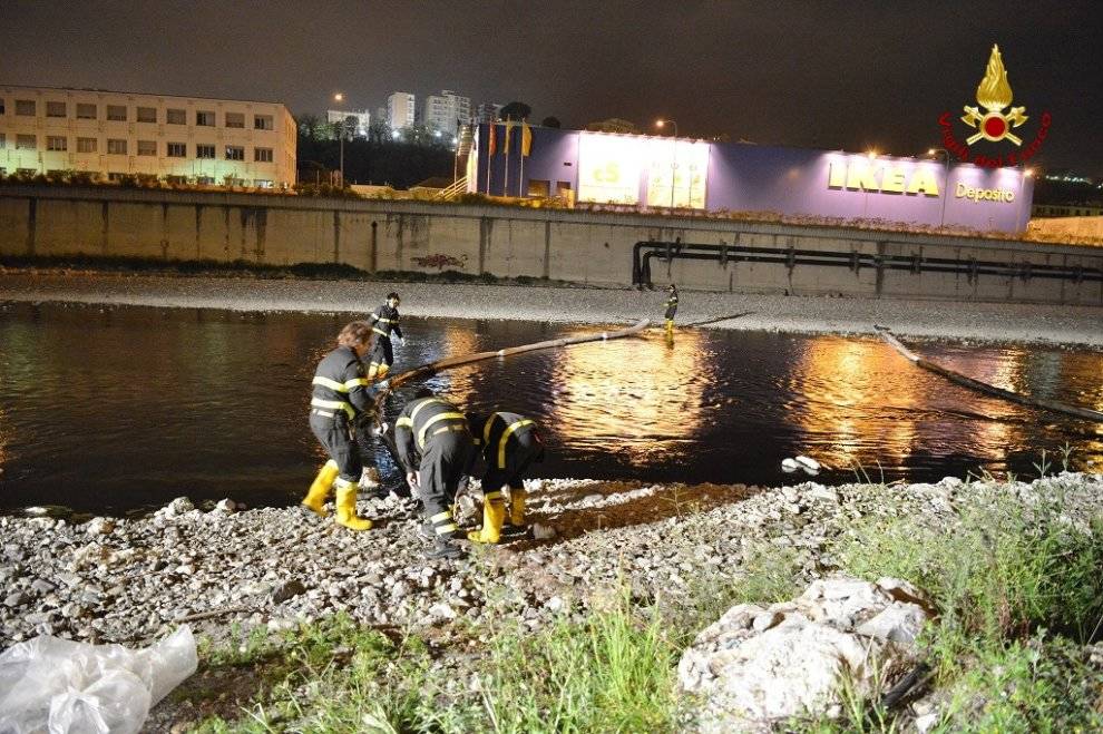 Petrolio nel fiume a Genova