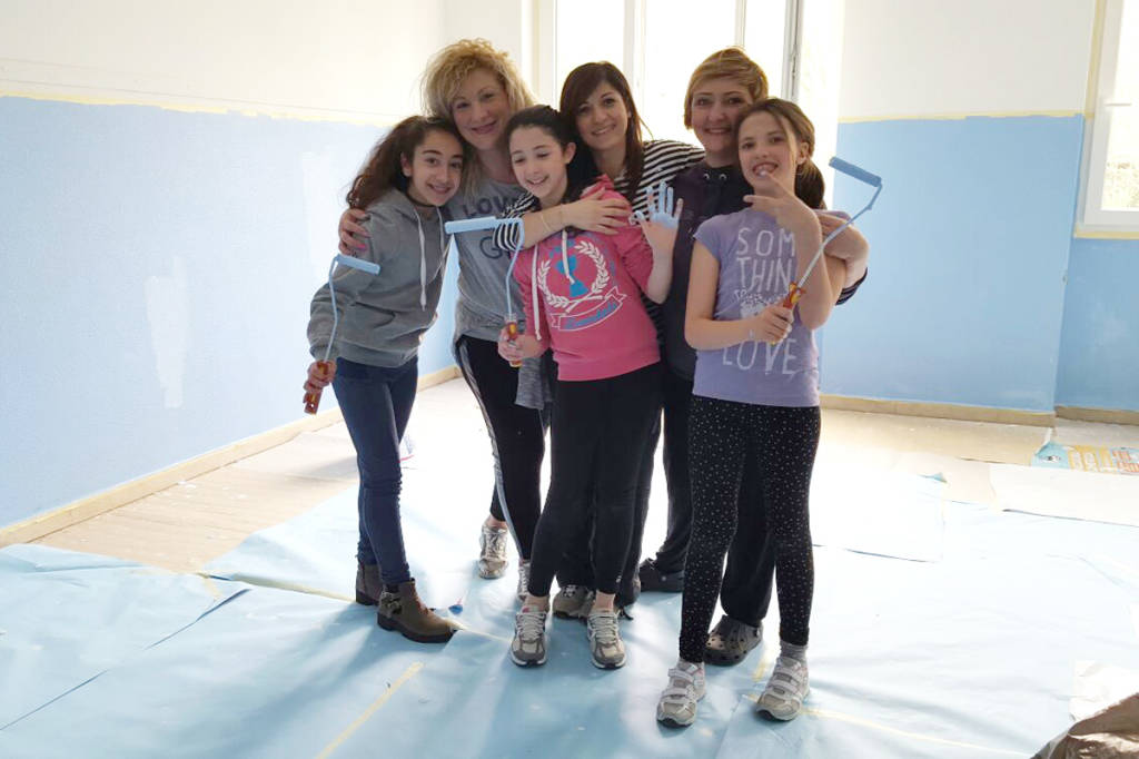 Porto ceresio - i genitori imbiancano la scuola