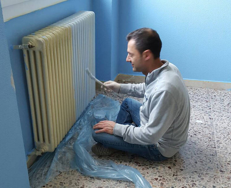 Porto ceresio - i genitori imbiancano la scuola