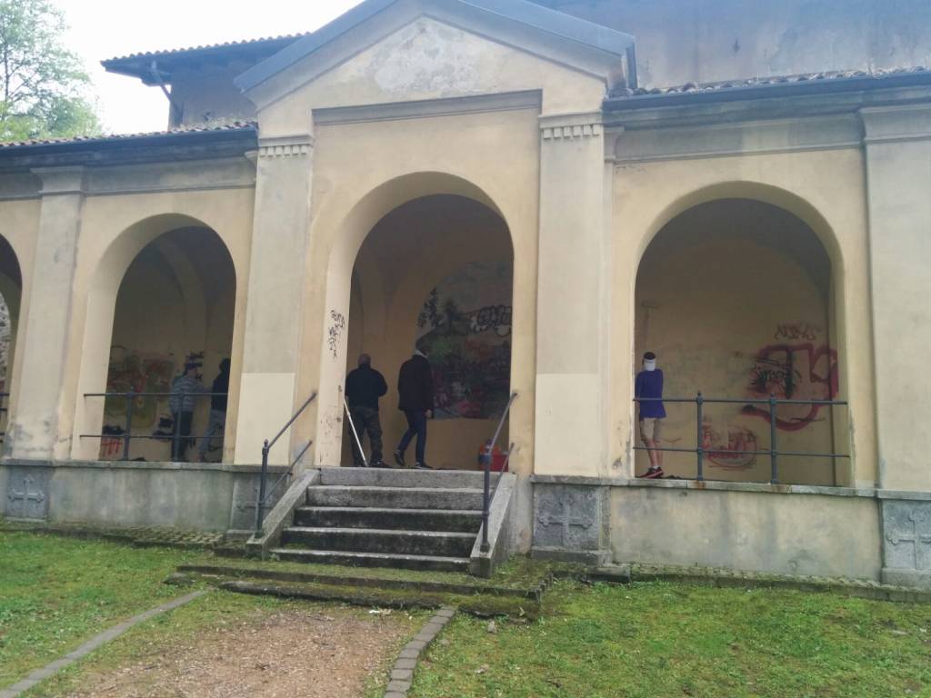 Puliscono la chiesetta di San Rocco imbrattata dai vandali